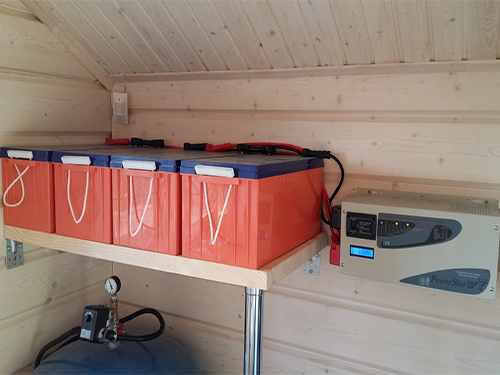 Пример инверторно-аккумуляторной системы для инженерного оборудования загородного дома