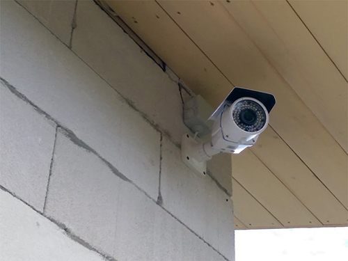 Видеонаблюдение для загородного дома. Пример установки уличной цилиндрической IP камеры видеонаблюдения
