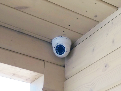 Видеонаблюдение для загородного дома. Пример установки наружной купольной IP камеры видеонаблюдения в открытом помещении