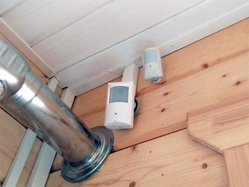 Видеонблюдение для загородного дома. Пример установки скрытой IP камеры, размещенной в датчике движения