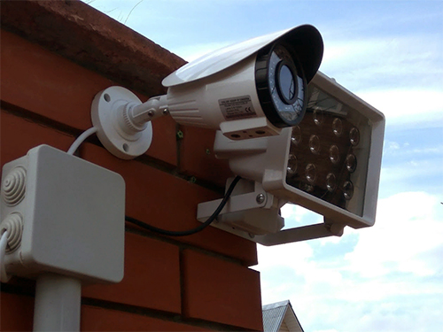 Видеонаблюдение для загородного дома. Пример оборудования периметрального видеонаблюдения с использованием дополнительной IR подсветки