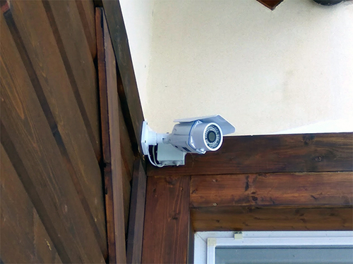 Видеонаблюдение для загородного дома. Пример установки уличной цилиндрической IP камеры видеонаблюдения